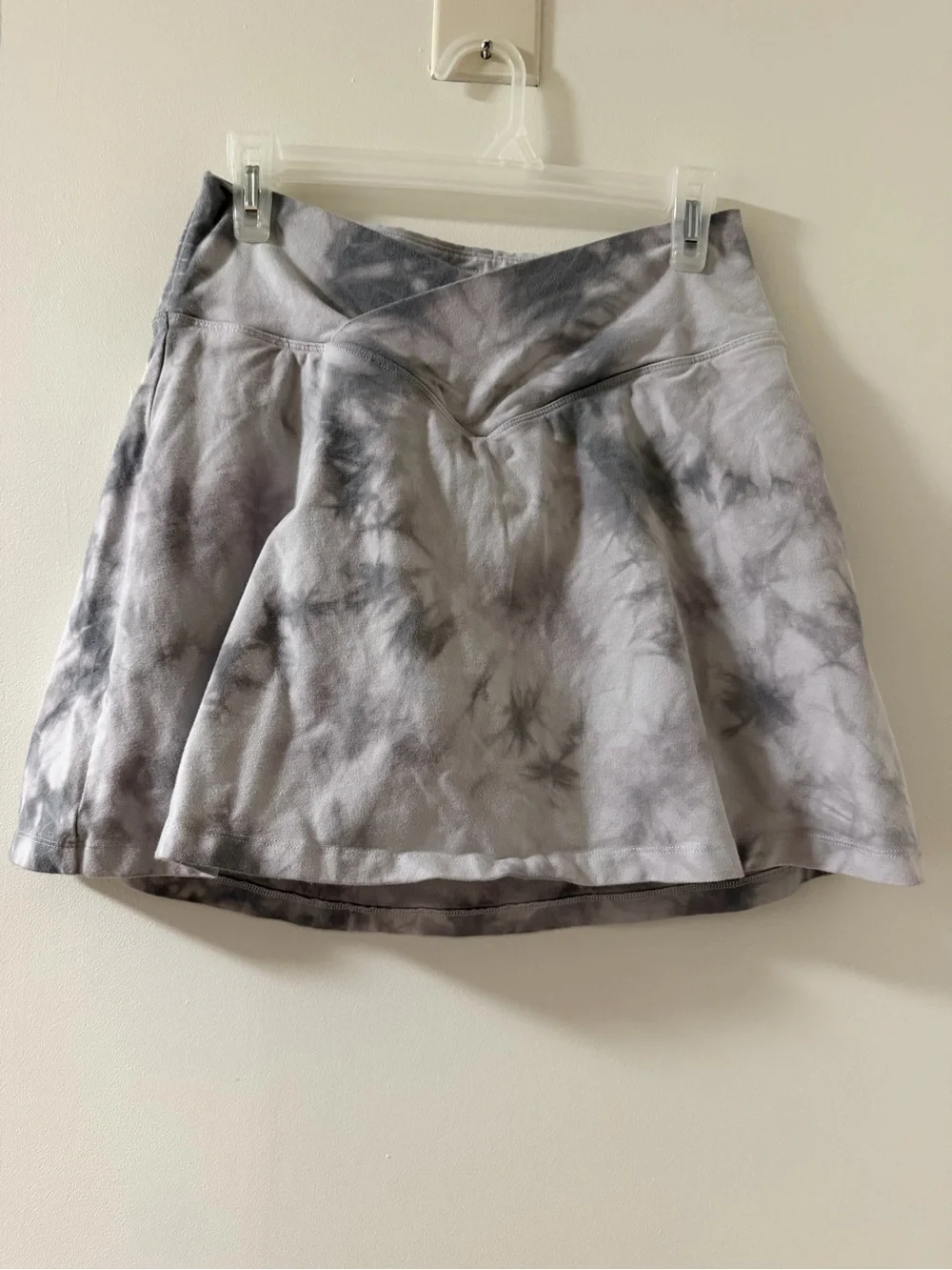 Tie-Dye Gray Athletic Skirt with V-Waistband